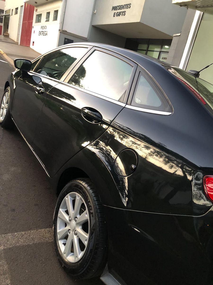 Sedan preto — depois